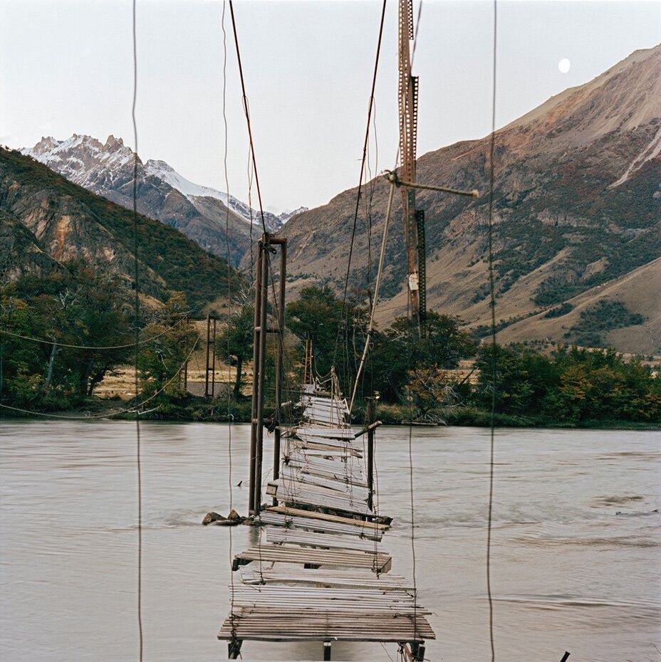 Olaf Unverzart (1972 Waldmünchen)  - Hängebrücke El Chalten, Patagonien (El Chalten suspension bridge, Patagonia), 2009/2019